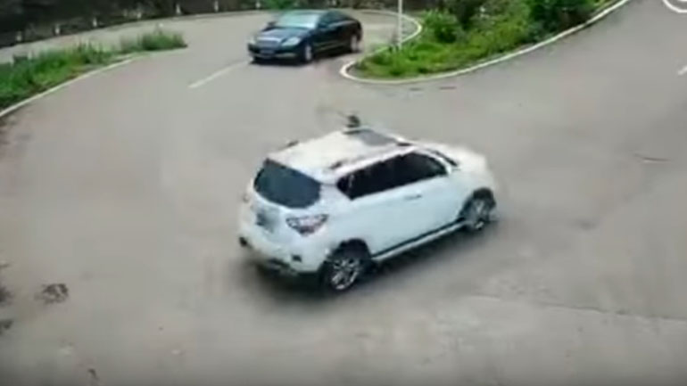 Αυτά συμβαίνουν όταν ξεχνάς να τραβήξεις το χειρόφρενο!